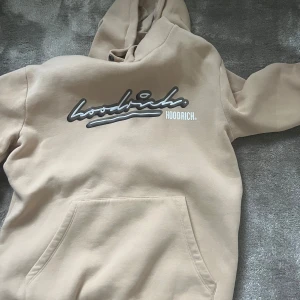 Beige mjukisdress från Hoodrich - Säljer ett par beiga mjukisbyxor från Hoodrich med svart och vit logga längs ena benet. Byxorna har dragsko i midjan och är tillverkade i mjukt material. Extremt bra skick, knappast använd. Man kan köpa tröjan eller byxorna separat också, dma mig för frågor, priset på hela dressen är 750