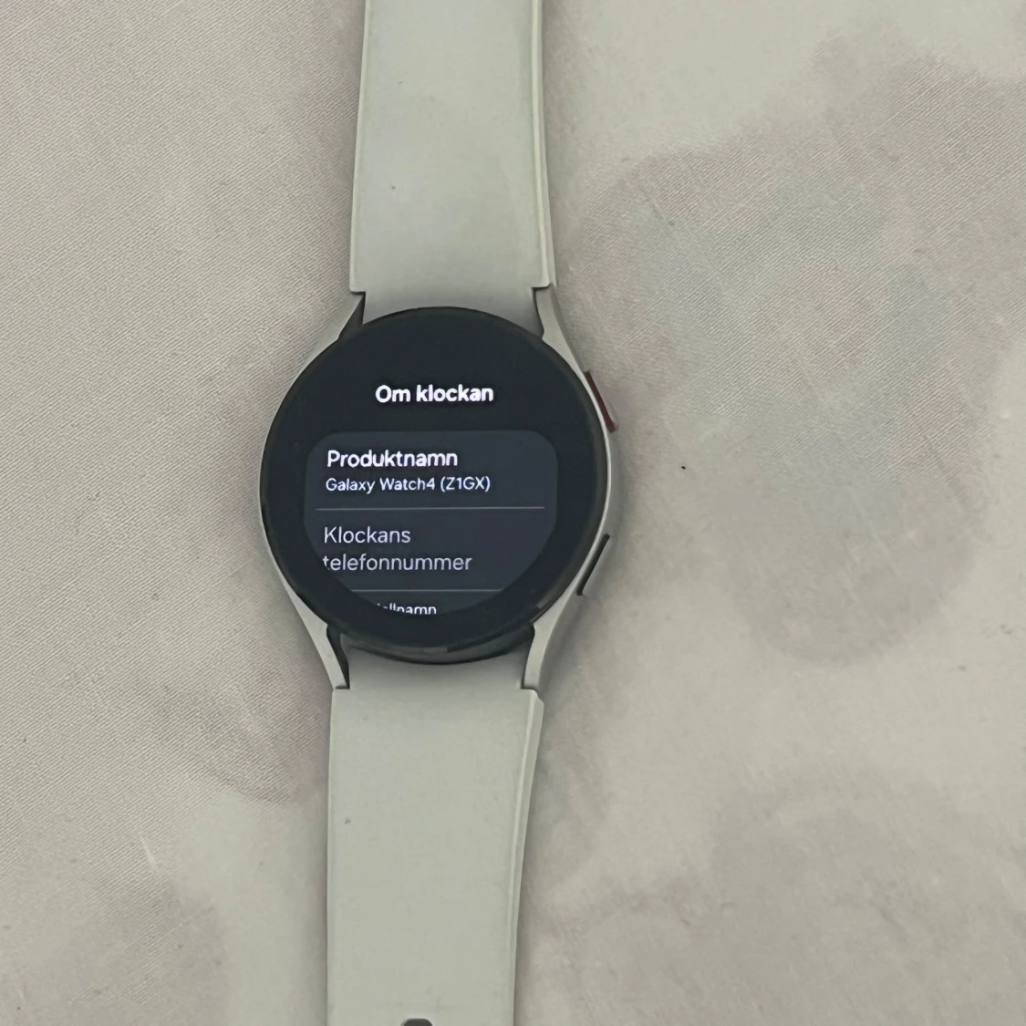 Vit Galaxy Watch4 med vit silikonarmband - 2