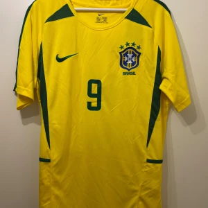 Brasilien - Ronaldo tröja - Ronaldo (R9) Brasilien - Nike matchtröja från 2002. Helt ny, aldrig använd, storlek L. Skriv till mig vid frågor/funderingar!