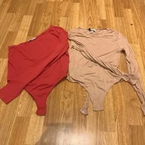 Beige långärmad bodysuit - 2 st body i strl M I bra skick Röda är ond shoulder frånNA-KD…….Beiga är Rebecca Stella 