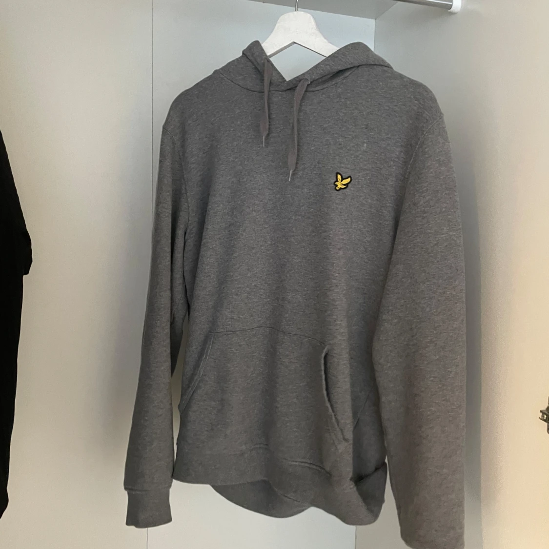 Grå hoodie från Lyle & Scott - 1