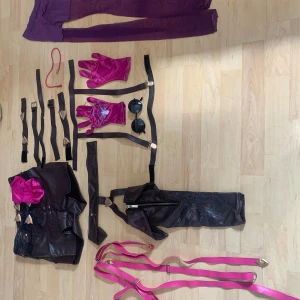 Kafka cosplay - Kafka cosplay. Köptes från miccostumes. Köptes för 1100kr säljes för 650kr. Använts 2 gånger. 