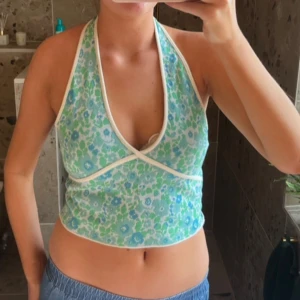 Blå grön halterneck topp - Så snygg topp perfekt till sommaren. Med knappar i ryggen! 