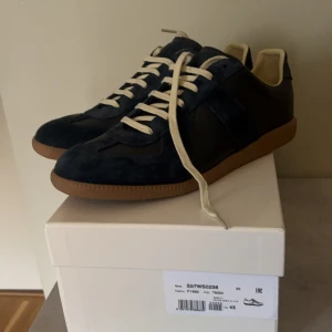  Maison Margiela Gats - Säljer ett par mörkblå sneakers från Maison Margiela gats mörkblåa.                                      Cond 9/10✅.                                                       köpte ett par Tom Ford  skor därför säljer jag dessa skor, om det är snabba affärer så går jag ner i pris