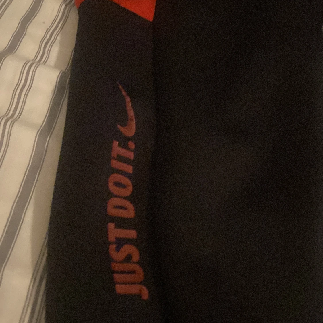 Svarta och röda mjukisbyxor från Nike - 3