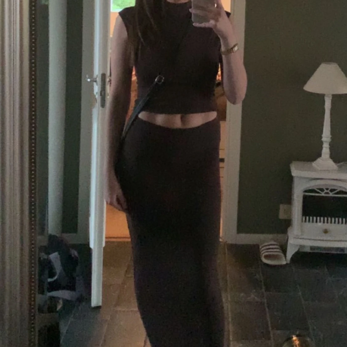 Mörkbrunt set med topp/kjol