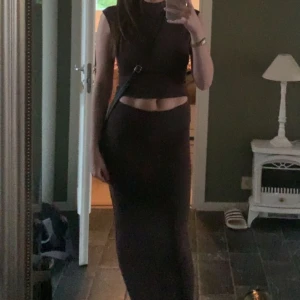 Mörkbrunt set med topp/kjol - Säljer detta setet från Gina tricot! Använt ett par gånger. Kjolen är i storlek Xs och toppen i S. Fler bilder kan självklart skickas💞