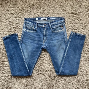 Replay anbass jeans  - Säljer dessa rikigt snygga Replay anbass AGED jeansen!⭐️Storlek : W33/L32!🤝Skick : 9/10!🙌Hör gärna av er om ni har funderingar!👍
