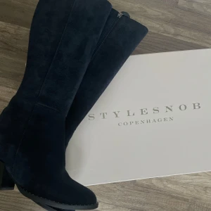 Boots - Ett par boots som inte kommer till användning, de är i mörkblå mocka med svarta klackar💗 nypriset var 4000 kr!
