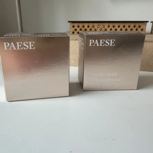 Paese Powder Mist 02 Natural Beige - Paese Powder Mist i nyansen 02 Natural Beige är ett lätt puder med silkeslen konsistens som ger en naturligt strålande och fräsch finish. Innehåller lotusblomsextrakt och hoya lacunosa-extrakt för en utjämnande och lystergivande effekt. Perfekt för att fixera makeup. Pris avser båda🫶🏼