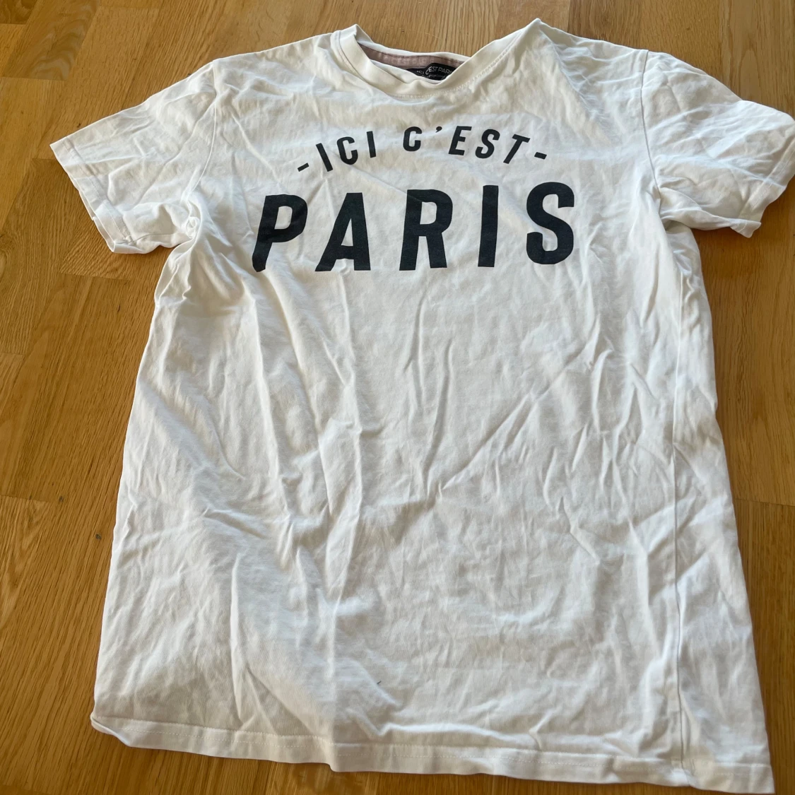 Vit t-shirt med tryck 'ICI C'EST PARIS'