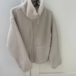 Beige teddyjacka med dragkedja - Mysig teddyjacka från hm med hög krage och dragkedja framtill. Den är i strl m men passar S. Andvänd 5 gånger