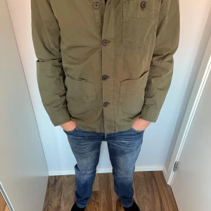 Morris vindjacka Large - Säljer en grön Morris jacka. Jackan är använd en gång, därav inga skador eller defekter alls. Säljer pågrund av att den tyvärr var lite för stor för mig. Hör av dig om du vill ha fler bilder!  (Pris ej hugget i sten) 