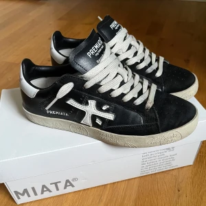 Premiata skor  - Säljer nu mina snygga svarta premiata skor i storlek 40 men passar 41-42. De är i nyskick och endast använda ett par gånger. Hör av er vid fler frågor 