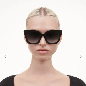 Svarta solglasögon från CHIMI - Stilrena svarta solglasögon från CHIMI. Modell 08, helt nya alsog använda så kommer i original förpackning med låda och alla tillbehör. Nypris 1400