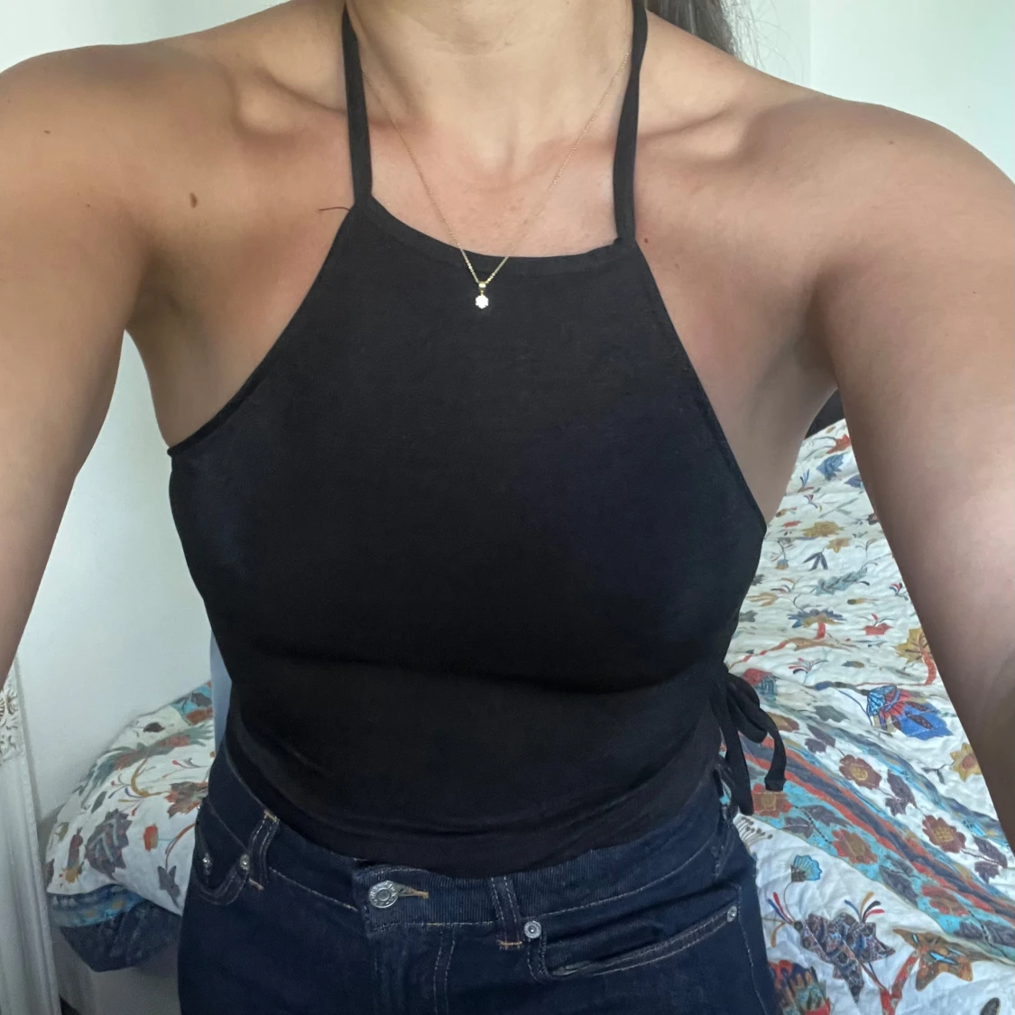 Svart croppad halterneck-linnetopp med knytband