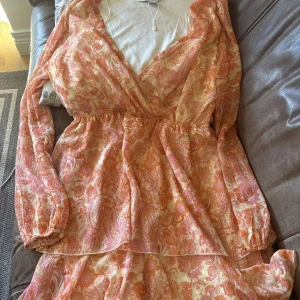 Klänning  - Super snygg, stl 38 men liten i storlek så sitter som S