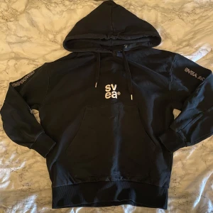 Hoodie - Säljer en svart hoodie från svea i strl xs, passar dock s ocksp då den är lite oversized. Är inte jättemycket använd och i fint skick, skriv om ni har nårgra frågor💕