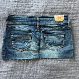Lågmidjad jeanskjol - Snygg lågmidjad jeanskjol. Storlek 38! Säljer då den va lite stor. Skriv vid frågor! 🥰