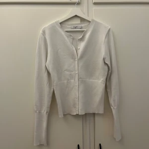 Kofta - Super fin figursyd kofta i storlek M/L från NA-KD. Så skönt material och väldigt snygg 💞