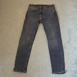 Levi's 502 mörkblå jeans - Säljer ett par klassiska Levi's 502 jeans i mörkblå. Perfekta för dig som gillar en tidlös stil med en modern passform. Nästan aldrig använda och ser sprillans nya ut. Nypris 1150kr. Skick 9/10
