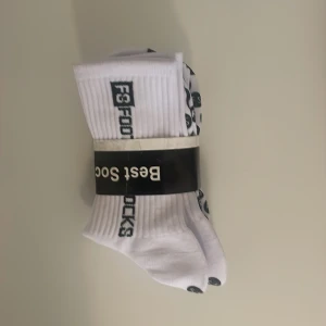 FS Skillsocks 2 par - Jag säljer FS Skillsocks helt nytt skick riktigt bra kvalite. Är användbart vid både match och träning.  Pris för 1 par: 50 kr. Pris för 2 par: 80 kr. Pris för 3 par: 100kr. Checka in min profil för alla annonser. Passar främst storlek 42-45.