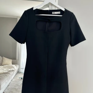 Svart klänning Zara - Superfin klänning från Zara. Den har en liten skråma i tyget som syns på sista bilden, men ingenting som man tänker på. 💋💋💋