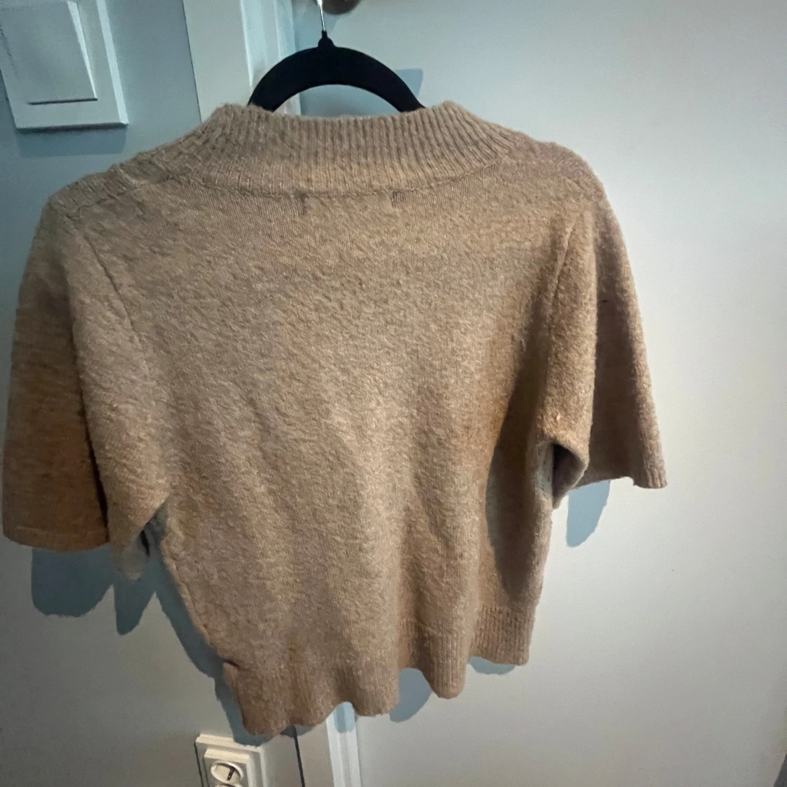 Beige stickad t-shirt - 1