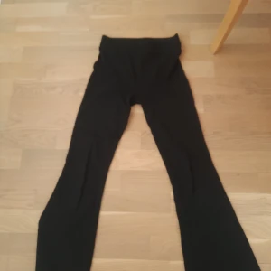 Jazzbyxor - Jazzbyxor eller utsvängda byxor för barn! Går till träning eller som trendiga yogapantsen, fast de är högmidjade.