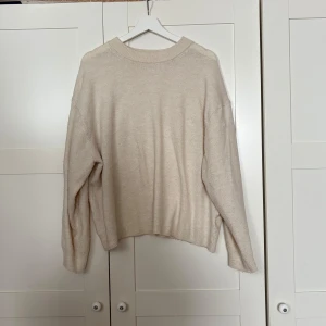 Beige stickad tröja - Lite nopprig annars fin