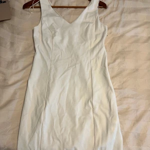 Figurnära klänning - Vit/beige figurnära klänning, knappt använd. Storlek 40