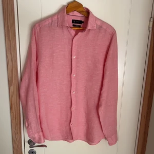 Rosa linneskjorta  - Säljer en rosa linneskjorta som är perfekt nu till sommaren || Skick 9/10 || Storlek S slim fit || Hör av er om ni har några funderingar!