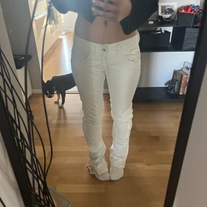 Vita jeansbyxor från G-Star - Säljer ett par vita jeansbyxor från G-Star med låg midja. Har själv sytt de bootcut. Säljer de för att de är för långa på mig som är 165cm. Skriv om du är intresserad eller vill ha fler bilder😊❤️