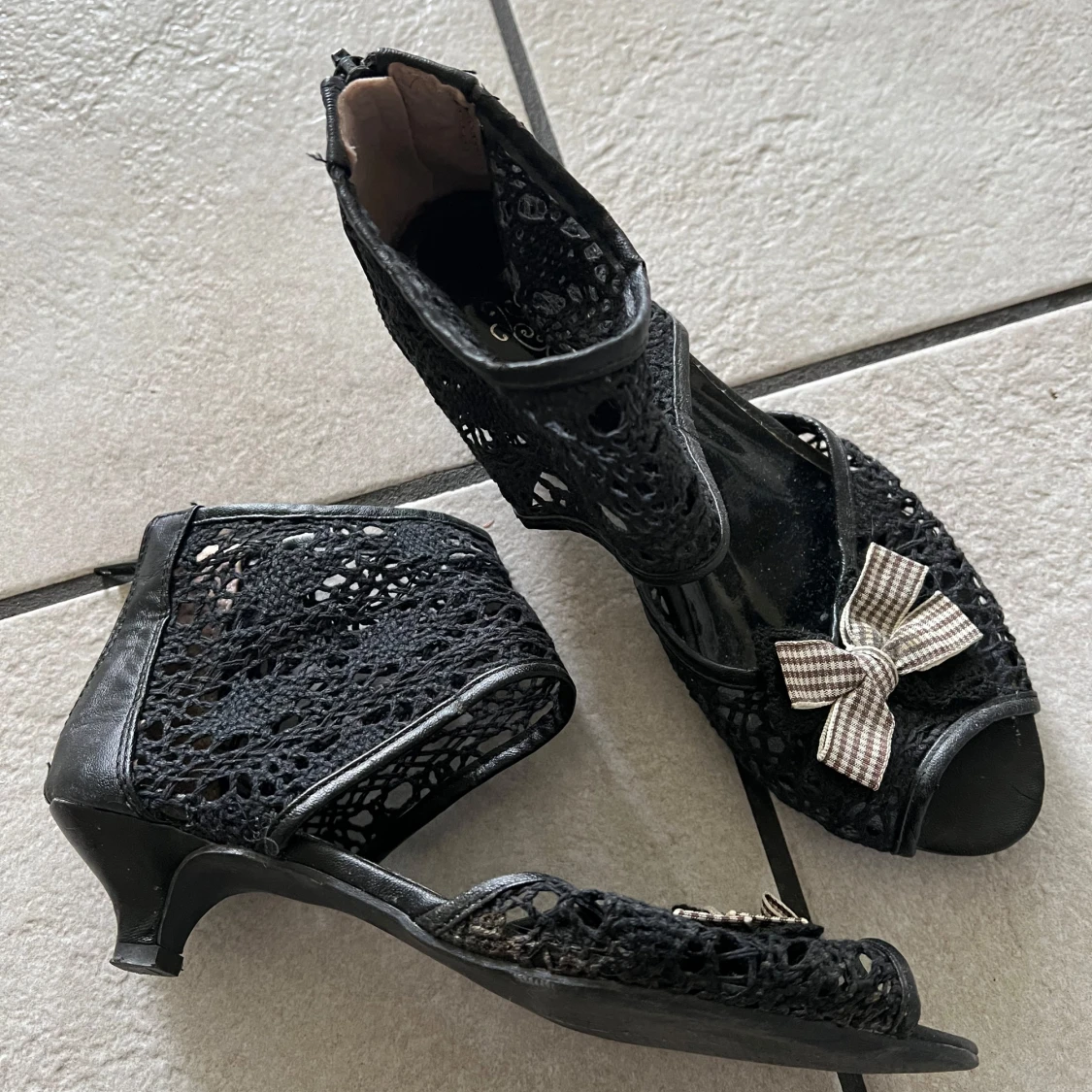 Svarta spetsiga sandaletter med rosett