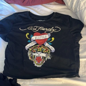 Ed hardy  - Ed hardy t shirt i storlek L men är mer som S/XS köptes i usa knappt använd :)