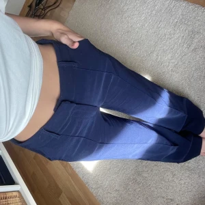 Mörkblå kostymbyxor från venderby’s - Säljer ett par mörkblå kostymbyxor med raka ben och pressveck. Jag är 162 cm lång och byxorna är bara någon centimeter för långa för mig😊skriv om du har frågor 