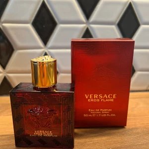 Versace Eros flame eau de parfum  - Väldigt trevlig doft från Versace, tyvärr passade den inte riktigt mig så säljer vidare den, endast testad några få gånger så runt 45 ml kvar skulle jag säga nypris ligger på runt 700-750 kr 