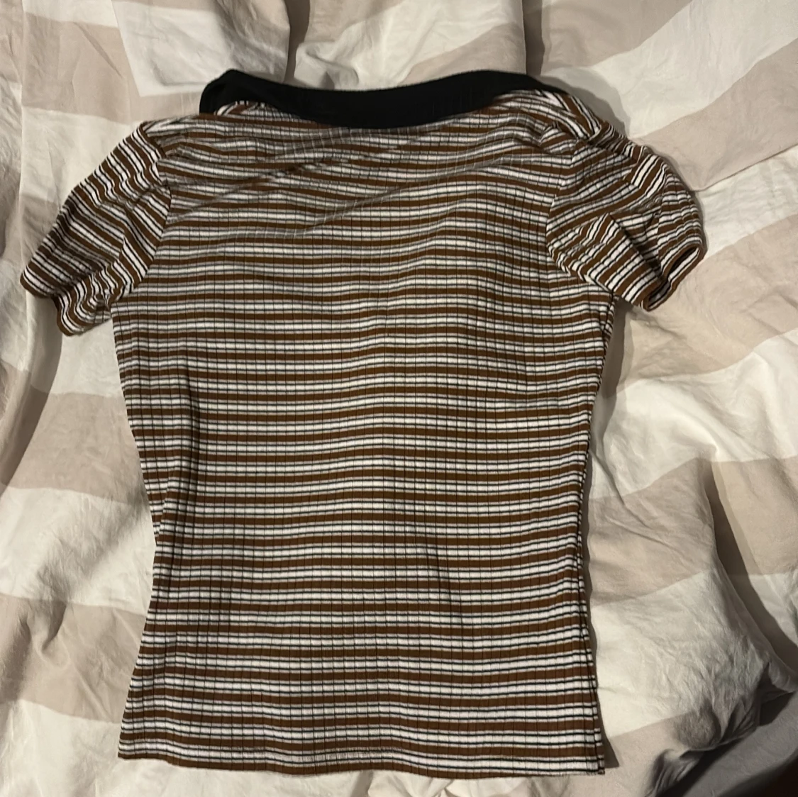 Brun och vit randig skjorta från BikBok - 1