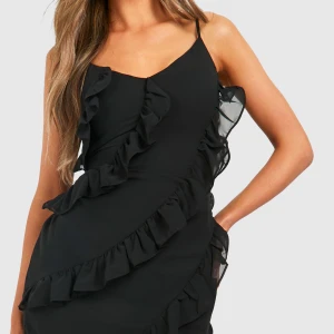 svart klänning med volang  - svart klänning från boohoo med volanger hela vägen ner, har inga egna bilder eftersom den inte passar❤️