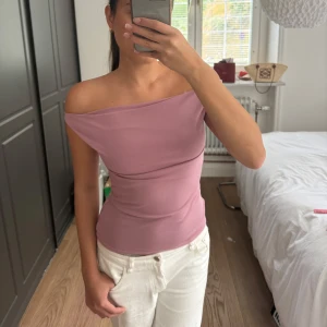 Rosa offshoulder topp - Säljer en ljusrosa offshoulder topp, aldrig använt 
