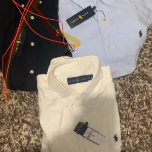 Ralph Lauren skjortor för sommarn🔥🙌🙌✌️🥰 - PAKETPRIS!!!                                                                699 kr styck alla tillsammans för 1199kr!!!Asfeta Raulp Lauren skjortor i skyblue, white och svart är såld✌️sitter perfekt med linnebyxor intill sommaren💯🤝🔥🔥OBS alla är i storlek Medium
