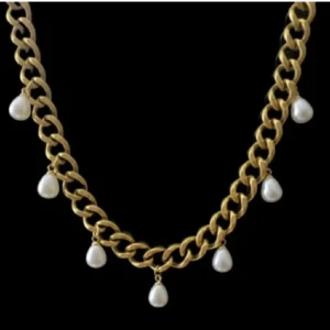 Guldfärgat halsband med pärlor - Stilrent halsband i guldfärgad metall med kraftig kedja och hängande vita pärlor. Perfekt för att lyfta din outfit med en elegant touch. Passar både till vardags och festliga tillfällen.