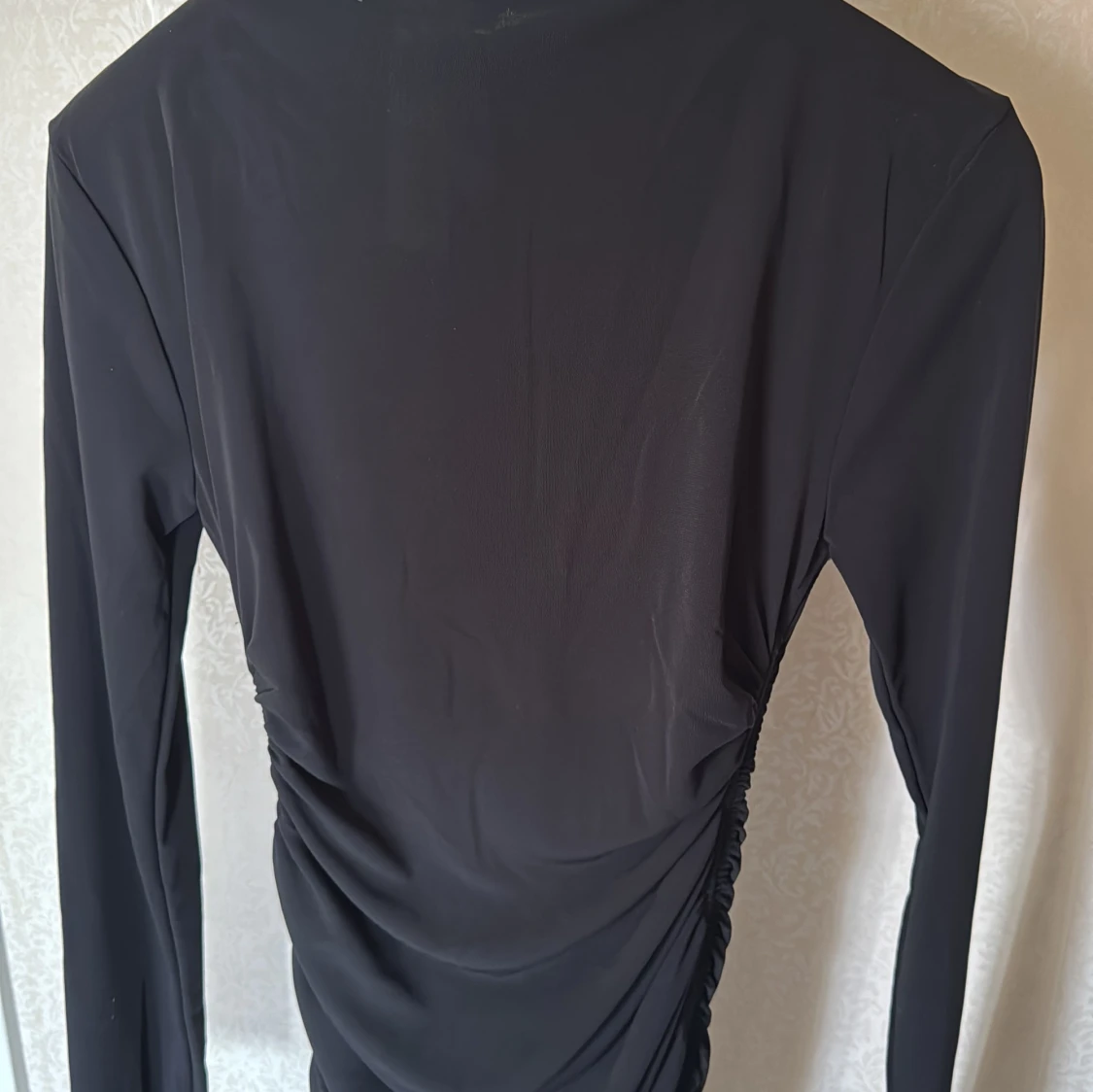 Svart långärmad tight klänning med rynkade detaljer - 2