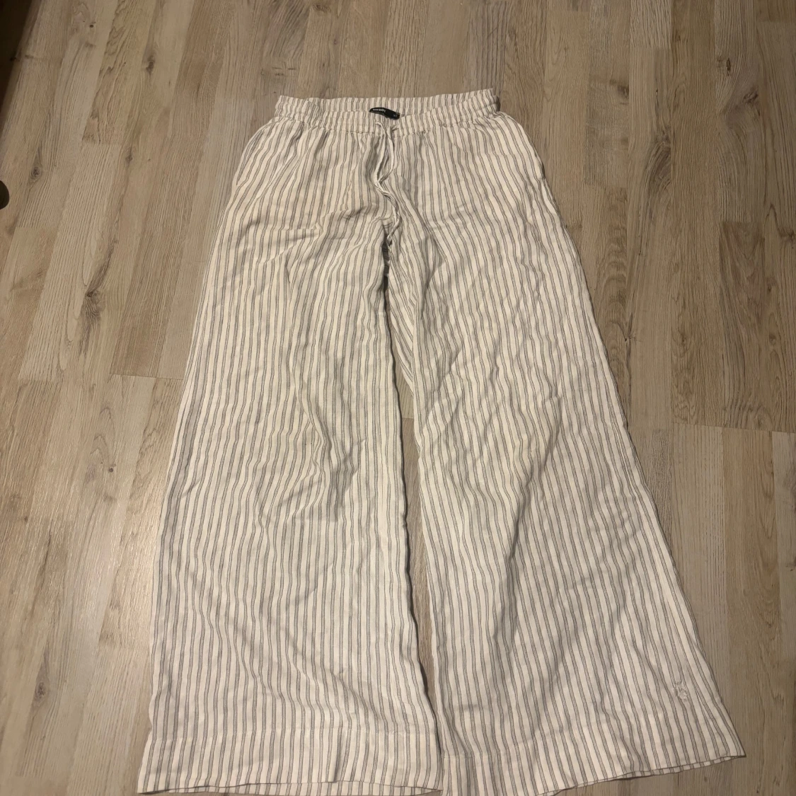 Randiga linnebyxor från BikBok