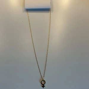 Guldigt halsband med kvinnosymbol från Edblad - halsband från edblad som jag säljer på grund av att jag fick dubletter i present. Det är rostfritt och oanvänt. Man får det i förpackningen, aldrig använt. Nypris är 349kr💞