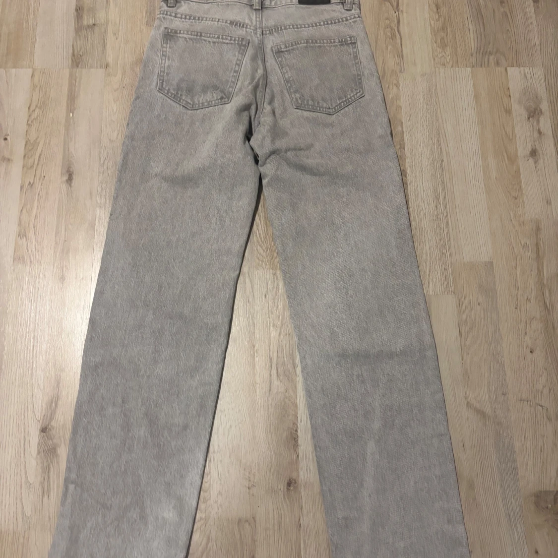 Grå jeansbyxor från Gina Tricot - 1