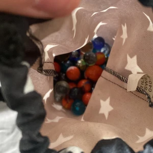 många olika sorters kulor  - säljer en påse med många olika sorters kulor,pris kan diskuteras och skriv privat om du har frågor mm.