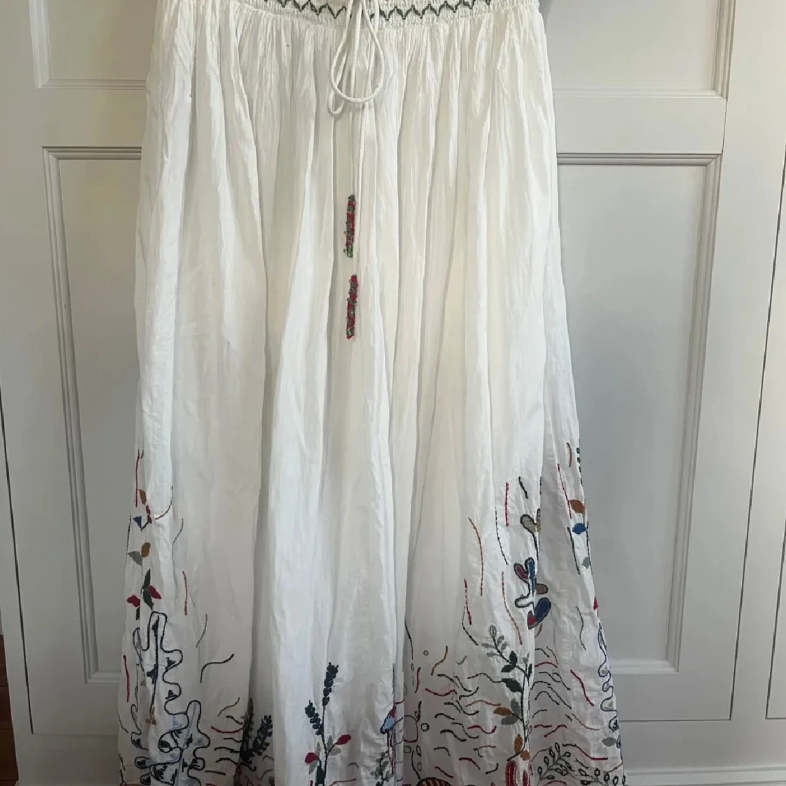 Vit långkjol med broderade detaljer från Zara - 3