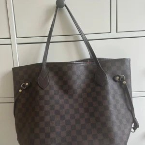 Neverfull mm tote väska - Accepterar bud vid snabba köp. 28 x 14 x 31 cm. Bara seriösa skriv.
