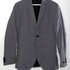 Kostym set  - Ett stilrent kostym set ifrån Jack & Jones, premium edition, slim fit. Använt en gång och är i topp skick.